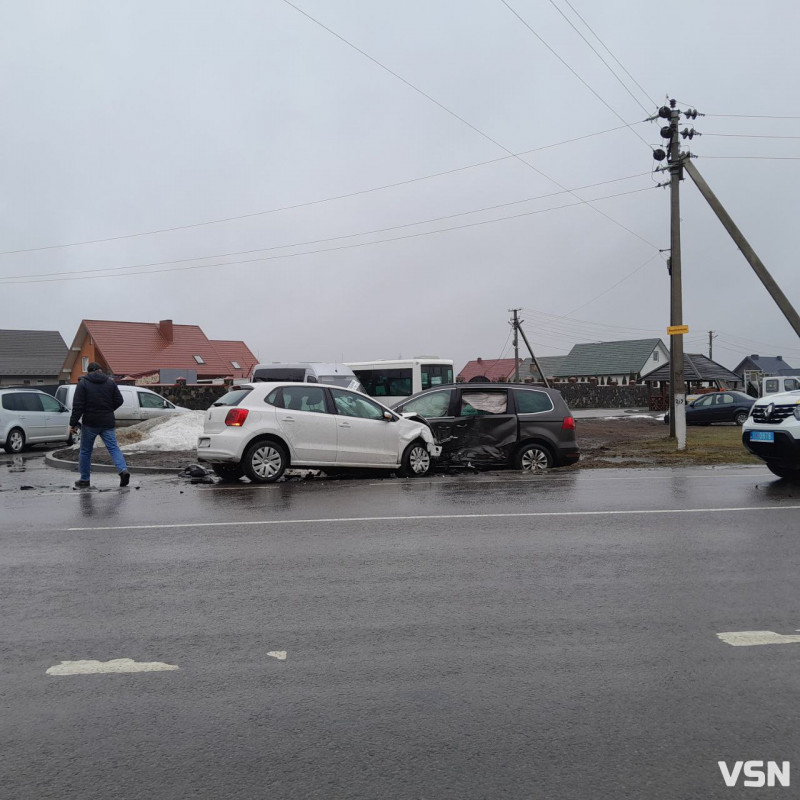 Біля Луцька не розминулися дві іномарки: рух ускладнений