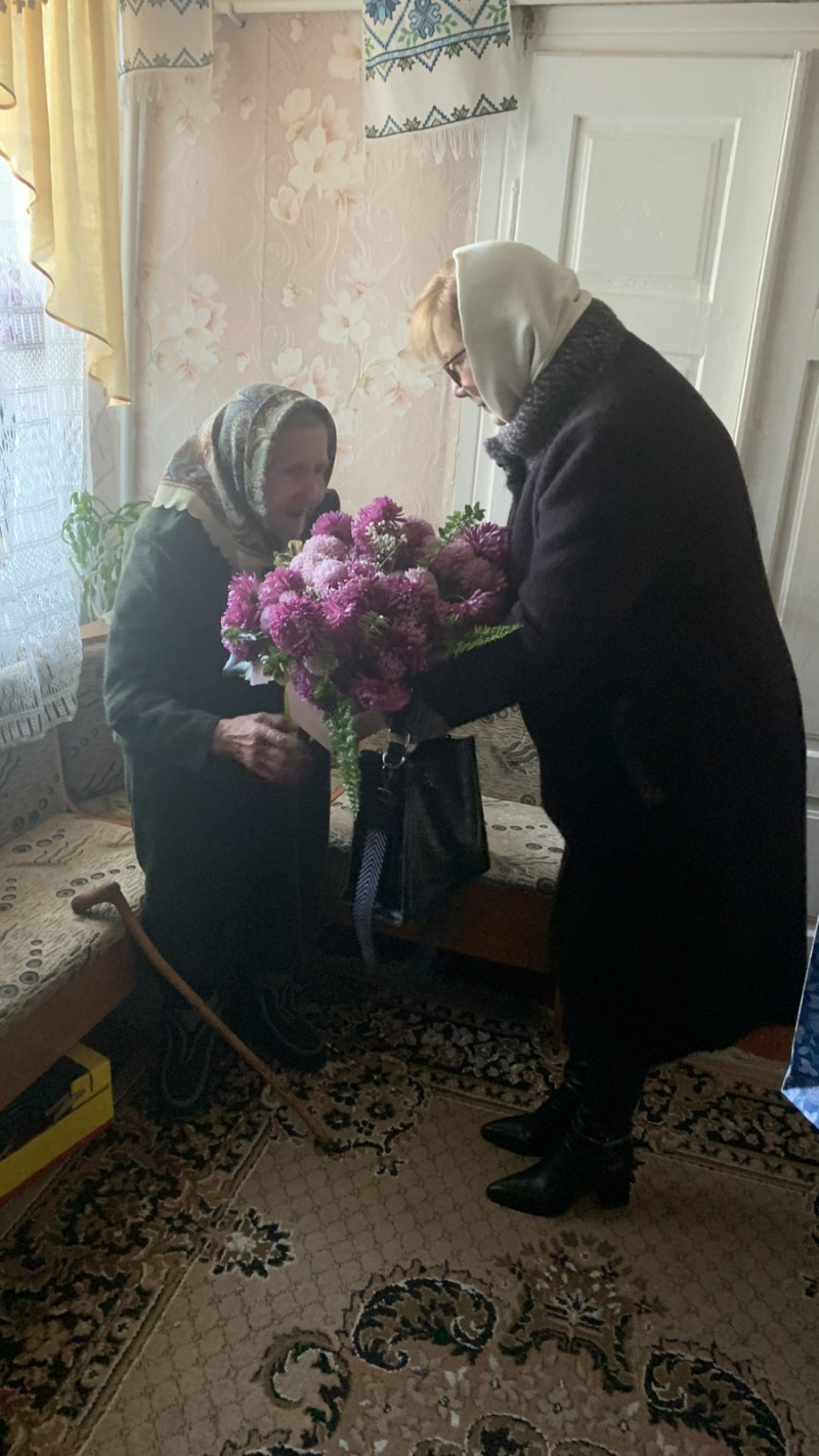 Щаслива мати, бабуся та прабабуся: у громаді на Волині з 90-річчям привітали довгожительку