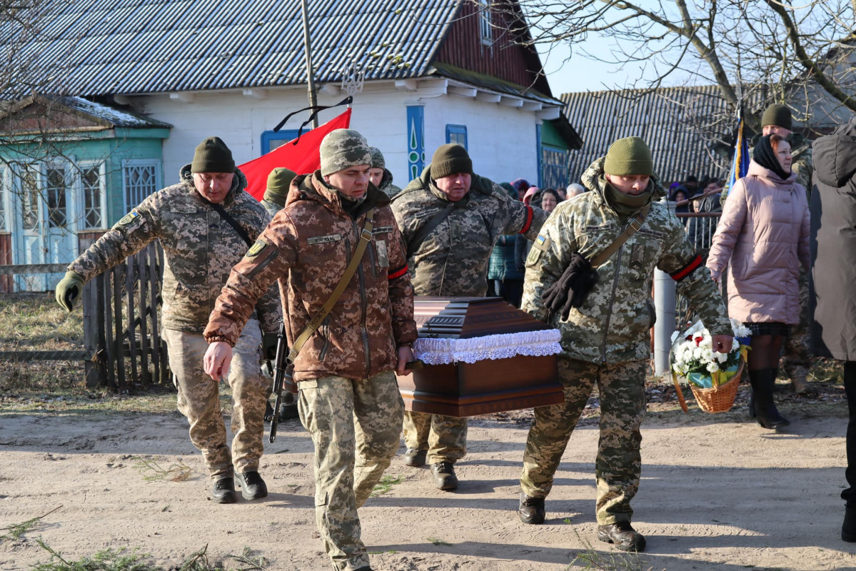 Отримав тяжке поранення біля Бахмута: на Волині всім селом прощалися з Героєм Миколою Назарчуком. Фото