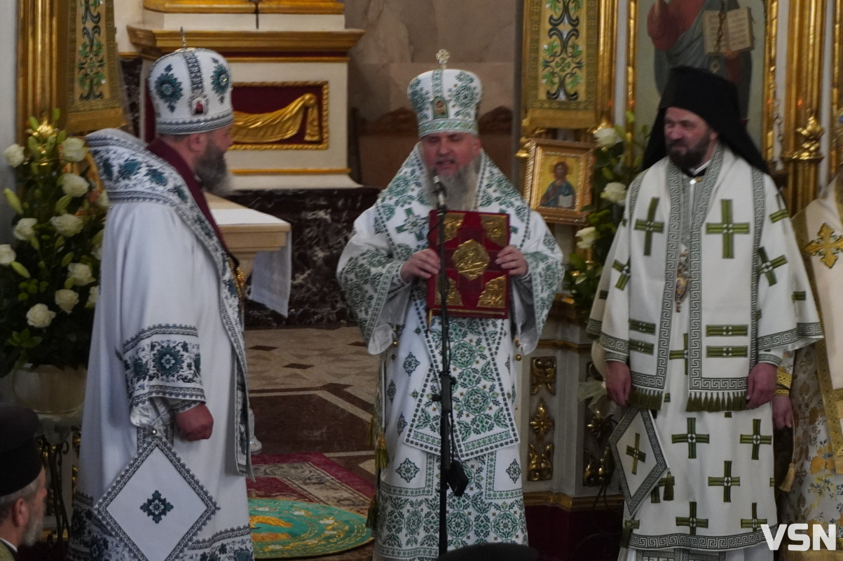 Хресна хода і спільна молитва: як минула літургія за участі Епіфанія у Луцьку. Фоторепортаж