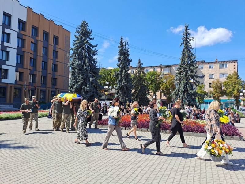 Мріяв благословити доньку на весіллі: на Волині провели в останню путь 49-річного Героя Ігоря Хомича