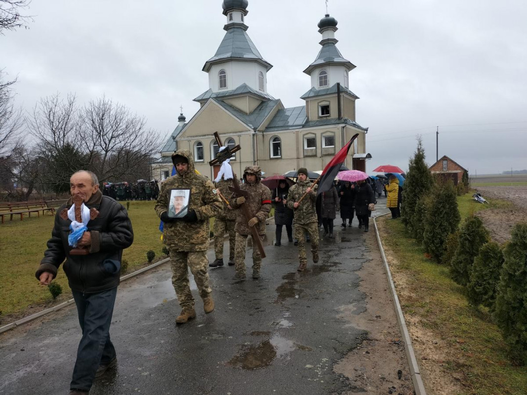 Загинув внаслідок артилерійського обстрілу: на Волині всім селом ховали працівника міської ради, Героя Олега Патіюка. Фото