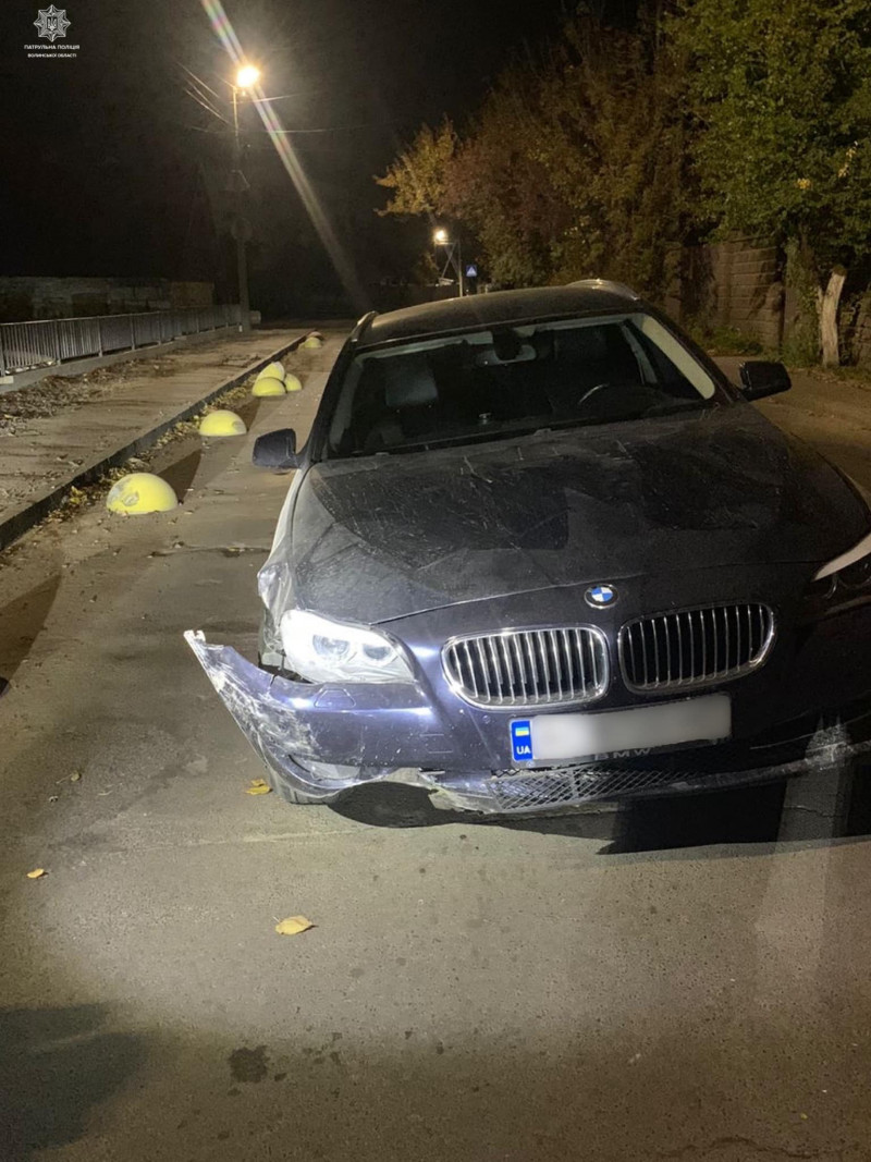 Розтрощений бампер та відірване колесо: у Луцьку п'яний водій скоїв ДТП