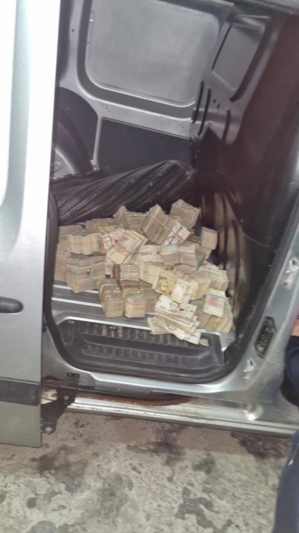 Повний мікроавтобус готівки: чоловік намагався перевезти через кордон 9 млн гривень. Фото