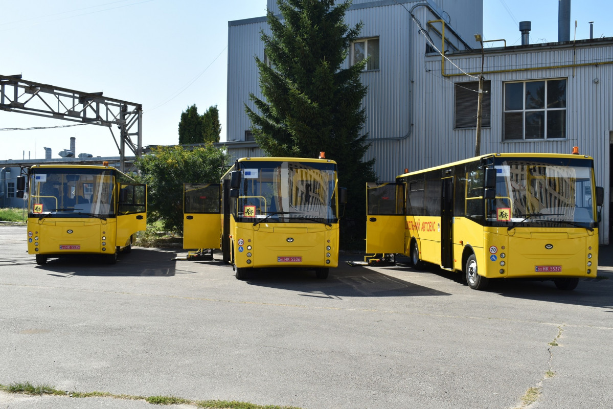 Волинські громади отримали нові спеціалізовані шкільні автобуси