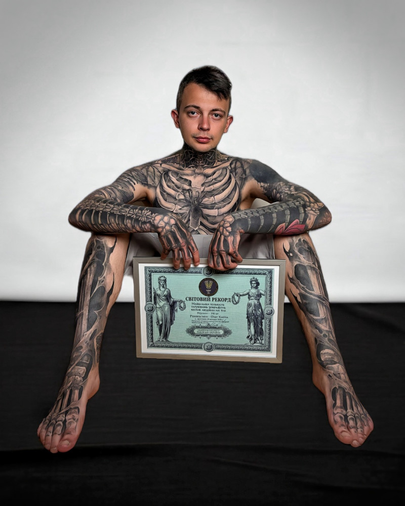 Працівник моргу з Львівщини побив світовий рекорд Zombie Boy за кількістю тату скелета. Фото