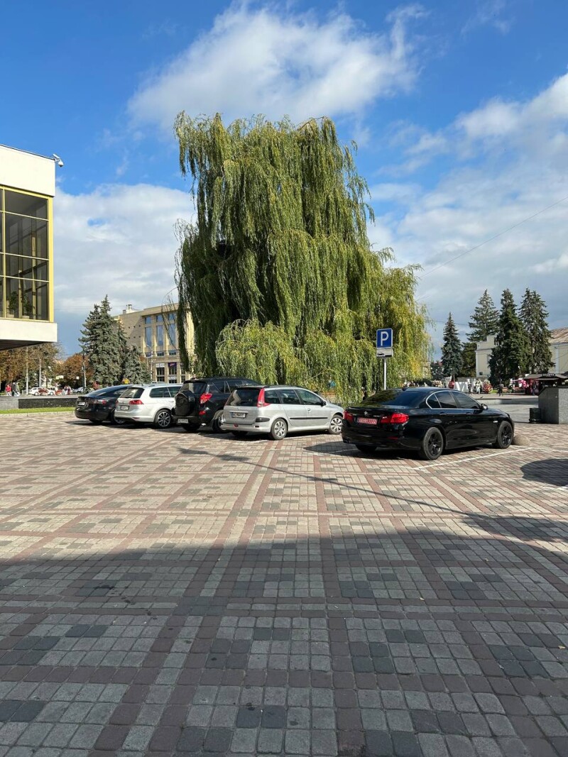 У центрі Луцька з’явилася сучасна парковка на 44 місць та тарифом 30 грн за годину
