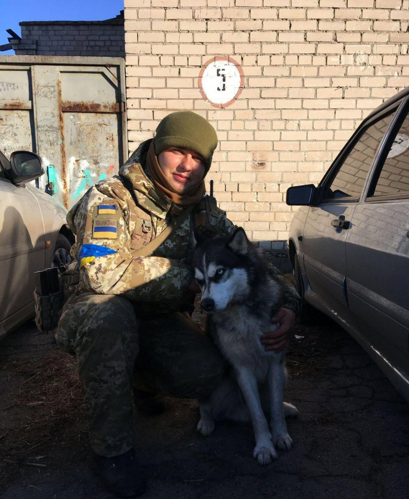 Порш шукає вибухівку, а Тарас довіряє його нюху: історія 26-річного волинського кінолога та його службового собаки