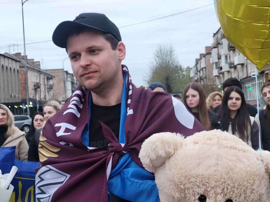 Після півтора року полону додому повернувся Герой з Волині Максим Муха