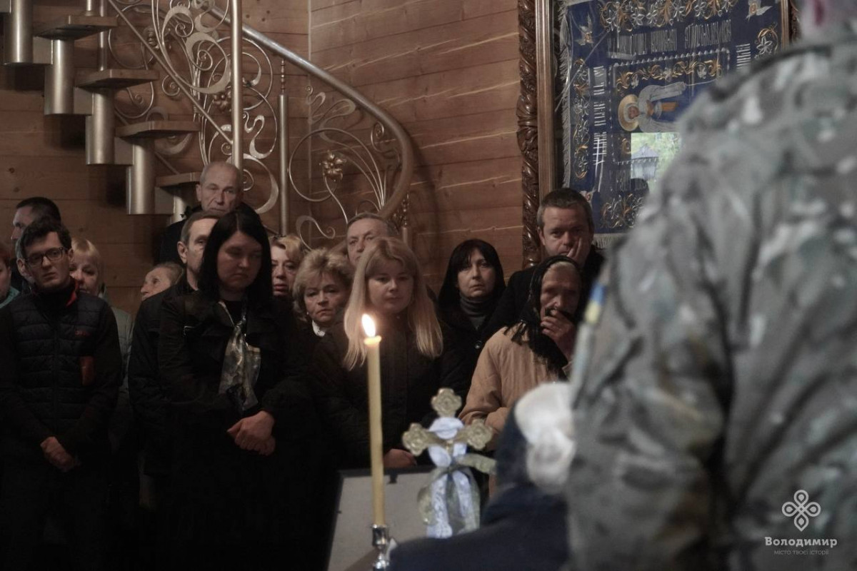 Донечка не пригорнеться до татуся: на Волині попрощались з 35-річним Героєм Сергієм Остапишиним