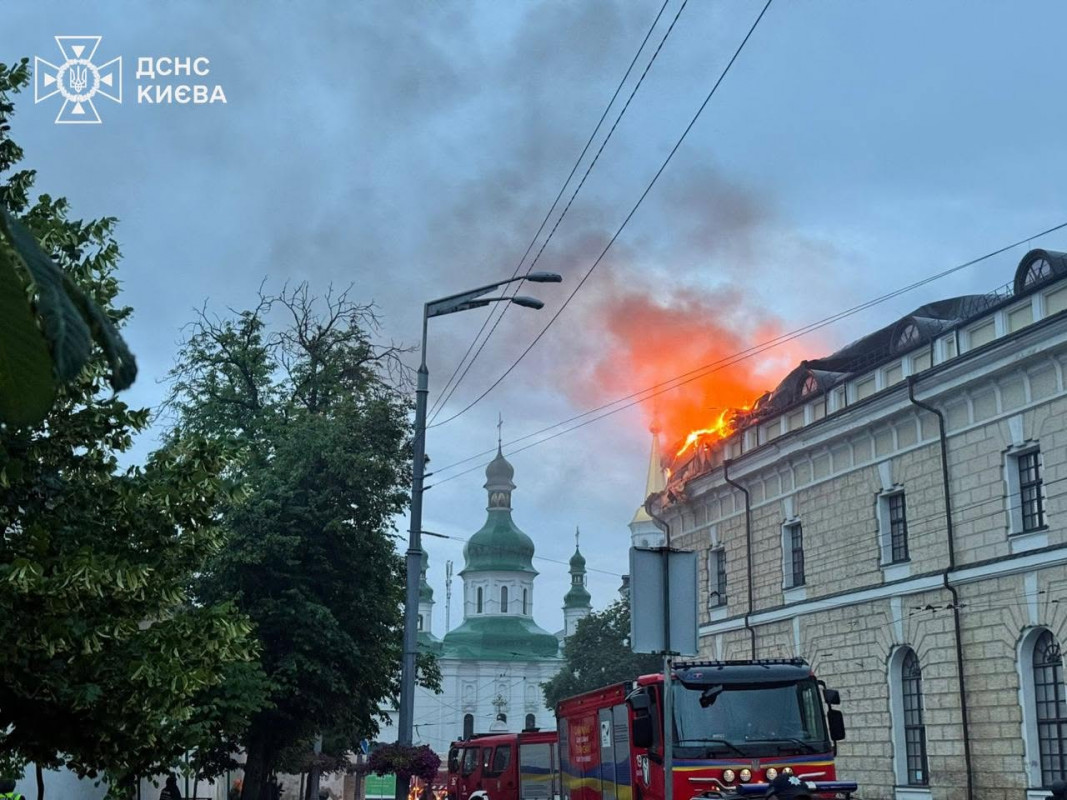 Сотні дронів та різні ракети: що відомо про нічну атаку РФ на Україну