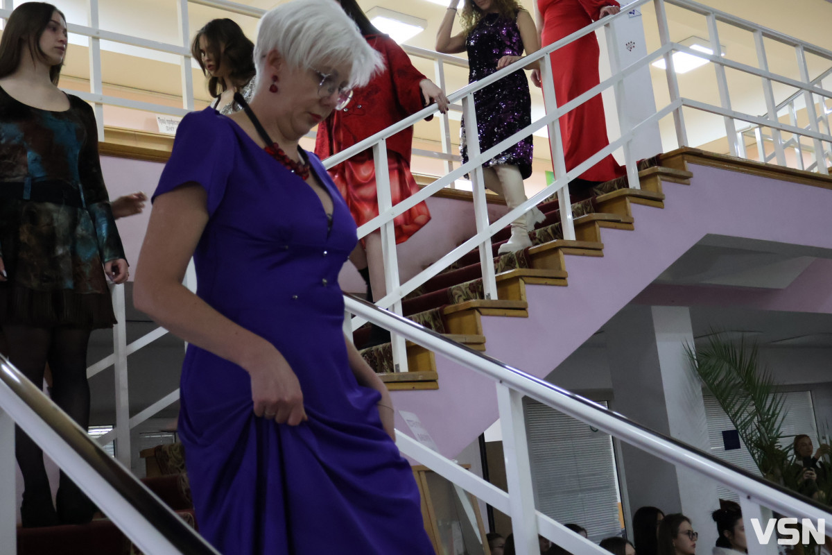 «Намальована надія»: ветеранка війни з Луцька презентувала колекцію суконь