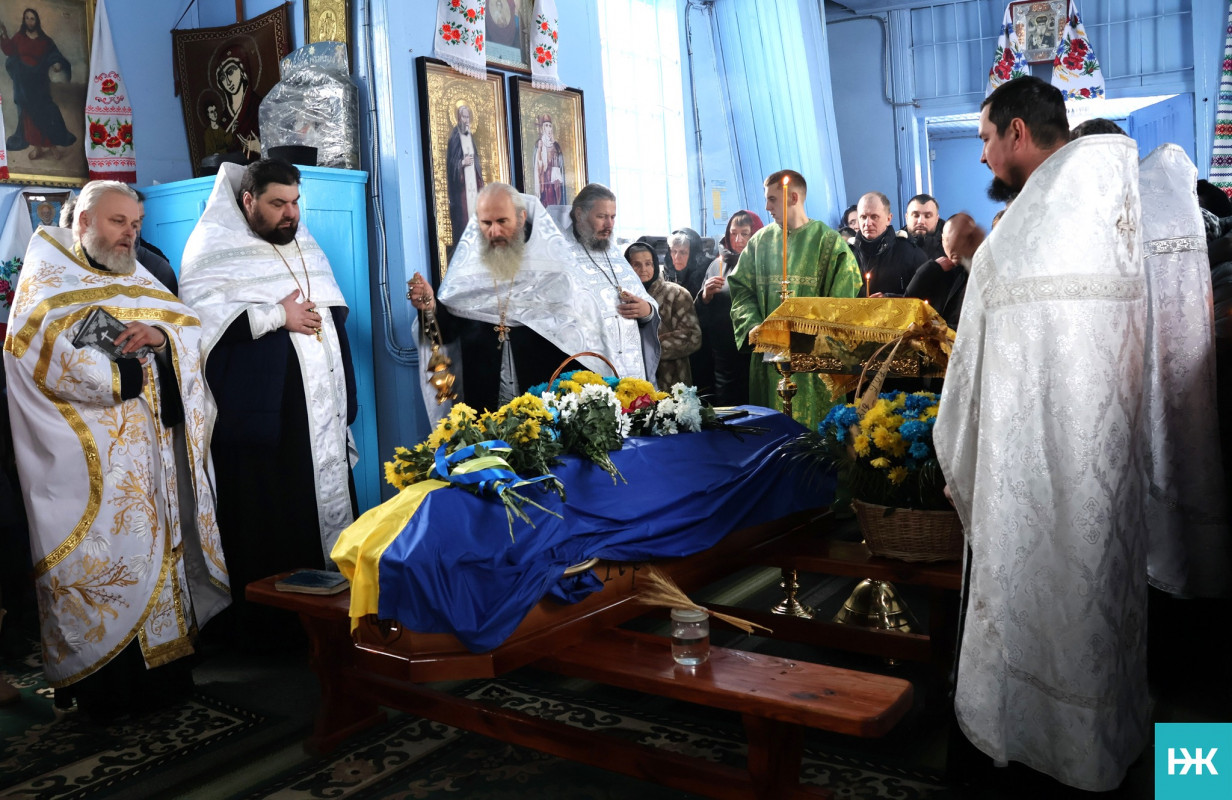 Довгою була остання дорога додому: на Волині попрощалися з воїном Володимиром Сірцем