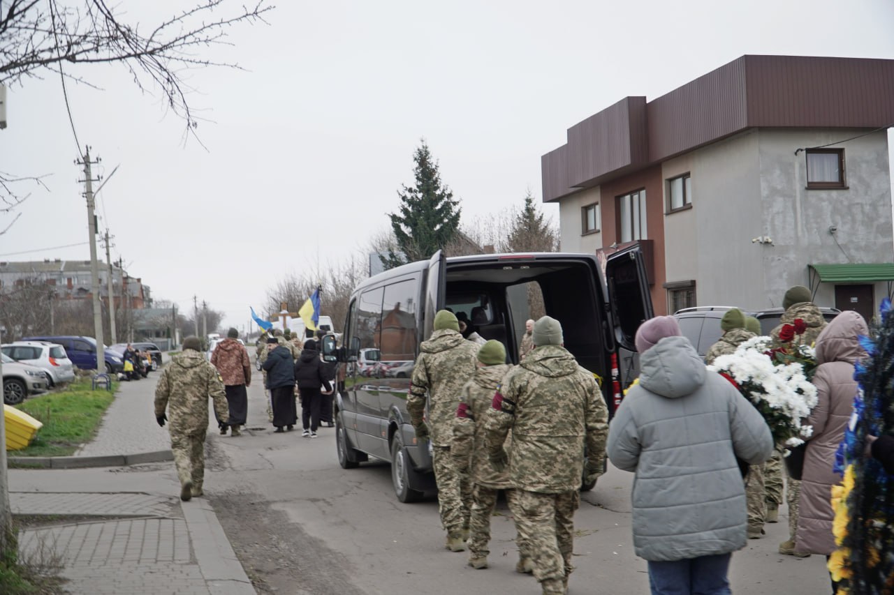 Двоє дітей втратили батька: на Волині попрощалися з Героєм Олександром Кідрою