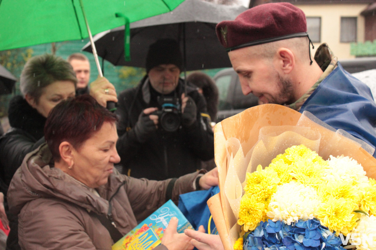 Після трьох років полону у Луцьку зустріли захисника Віталія Глєбова