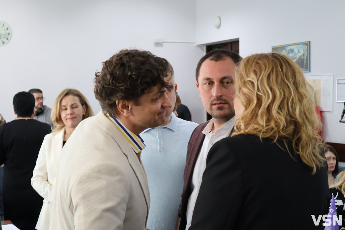 Флешмоб «Шкарпетуйся» і кадрові рішення: що відбулося на 90-й сесії Луцької міськради. Фоторепортаж