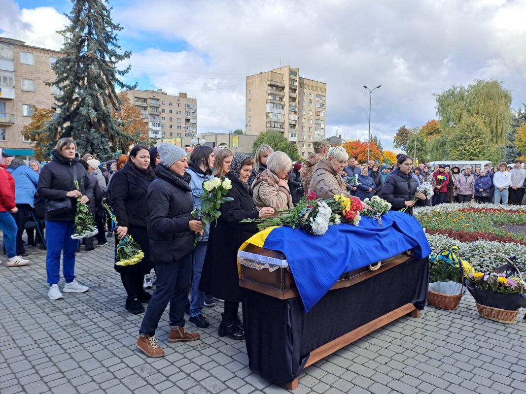 Ще один синьо-жовтий стяг злетів над могилою Героя: на Волині попрощалися із Сергієм Панасюком