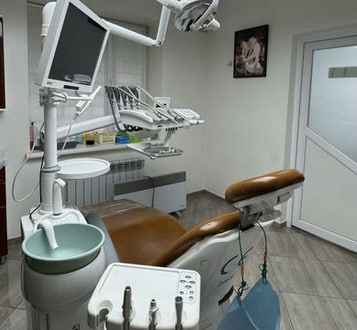 У центрі Горохова продається стоматологічна клініка з житловим будинком