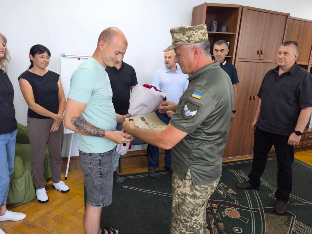 Ветерана із Волині, який отримав поранення в бою, нагородили відзнакою Міноборони