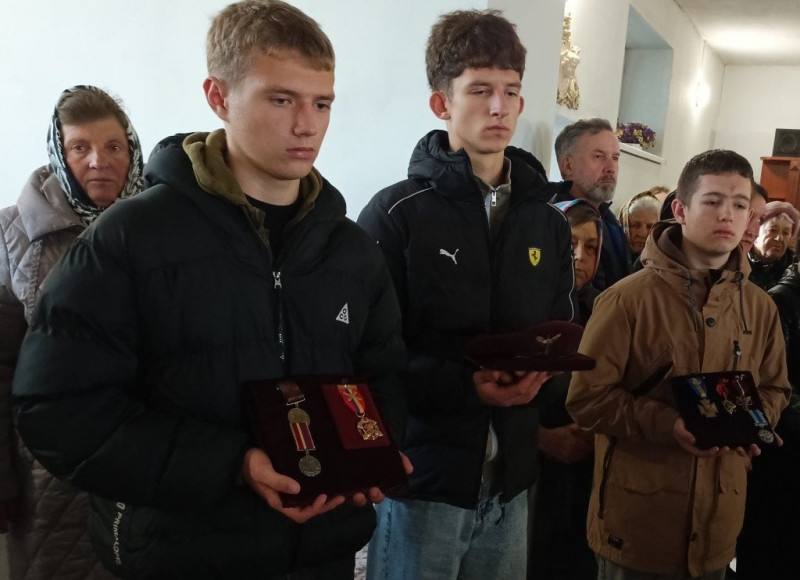 Батько боронить Україну від російських загарбників: на Волині попрощались з Героєм Романом Каденчуком