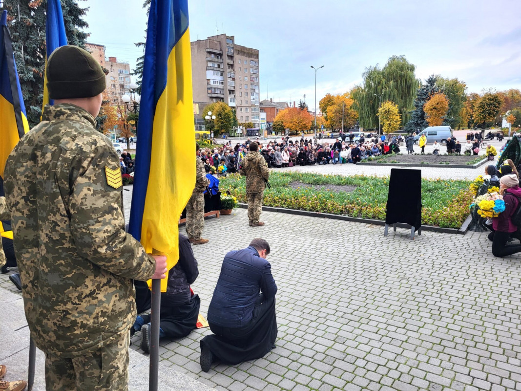 Один син - у полоні, інший - на передовій: на Волині попрощалися із  Героєм Ярославом Богданом