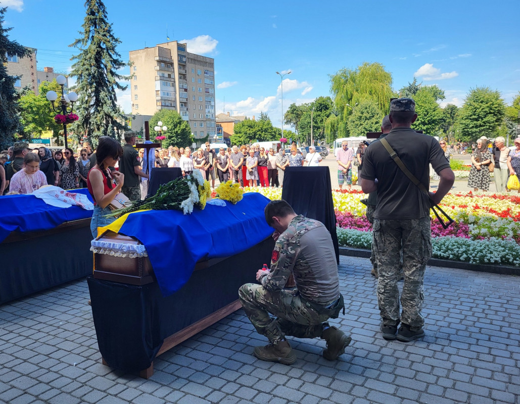 Навіки 30 і 38: на Волині в останню путь провели молодих Героїв, життя яких забрала війна