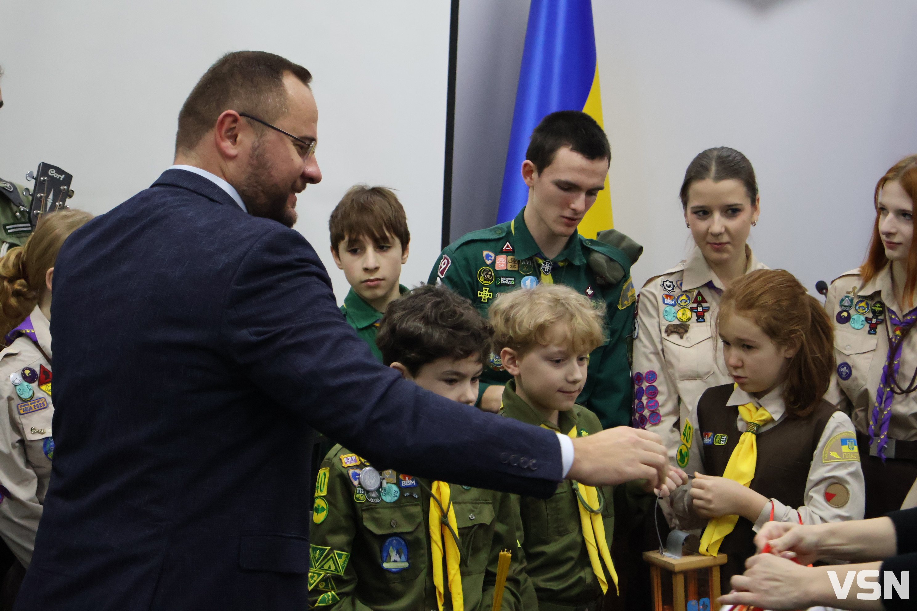 Світло миру в сесійній залі: пластуни передали Вифлеємський вогонь Луцькій міськраді