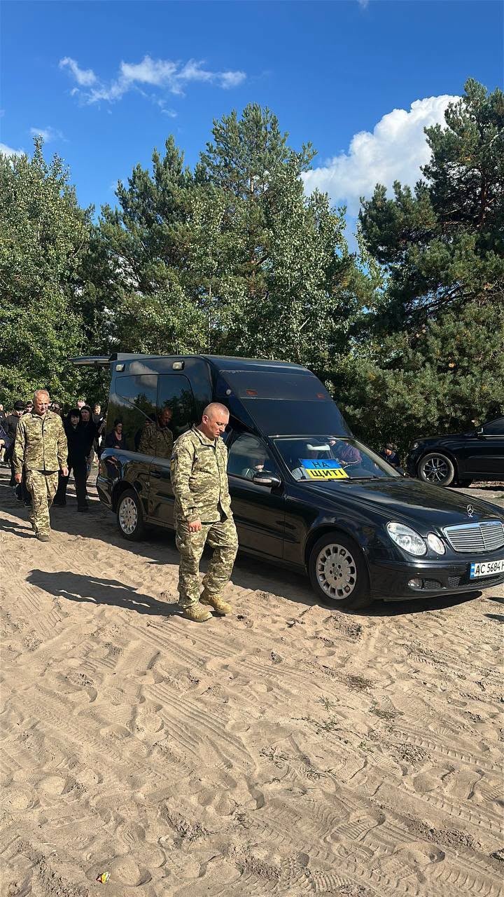 Повернувся додому «на щиті»: на Волині попрощалися із захисником Сергієм Міньковським
