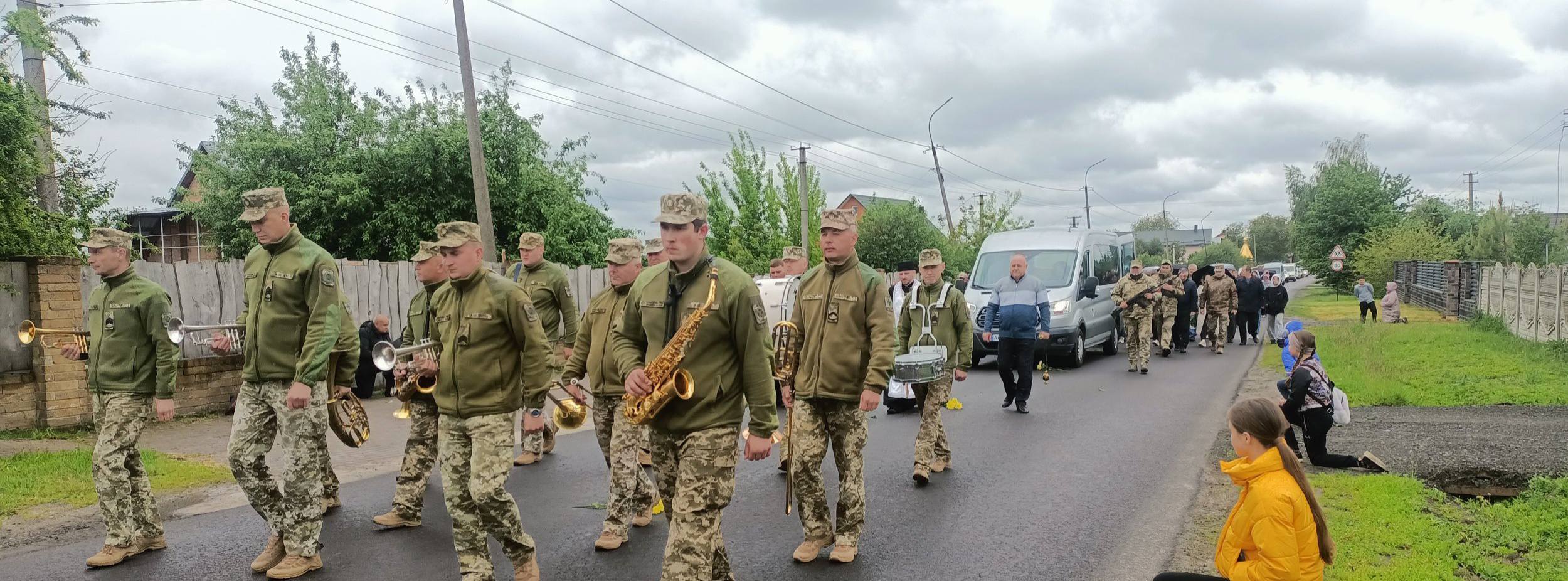 Без надійного плеча залишилися дружина, син та донька: на Волині попрощались з Героєм Павлом Плисюком