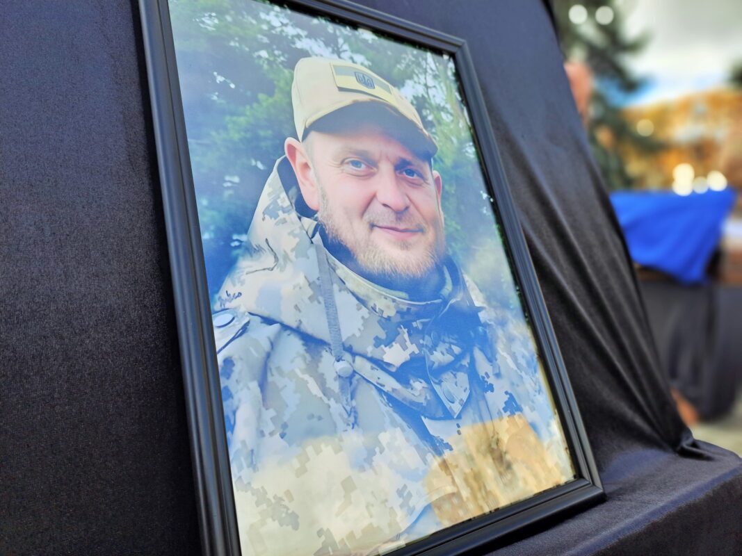 Ще один синьо-жовтий стяг злетів над могилою Героя: на Волині попрощалися із Сергієм Панасюком