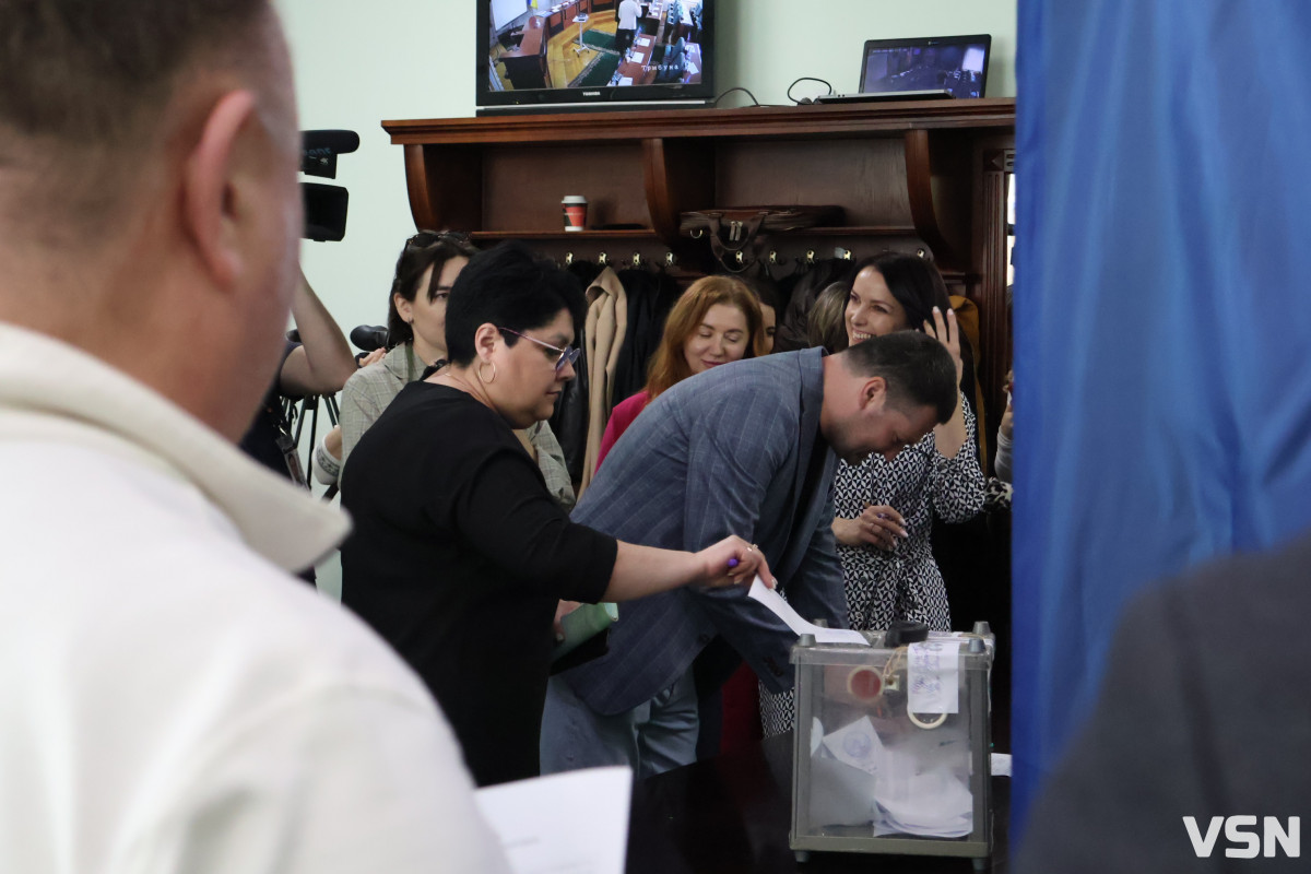 Флешмоб «Шкарпетуйся» і кадрові рішення: що відбулося на 90-й сесії Луцької міськради. Фоторепортаж