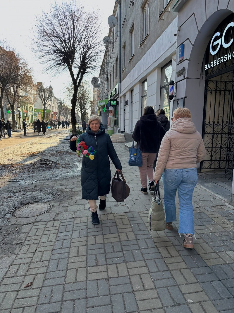 У Луцьку волонтерки замінили зимові шапки кликунів на в’язані квіти