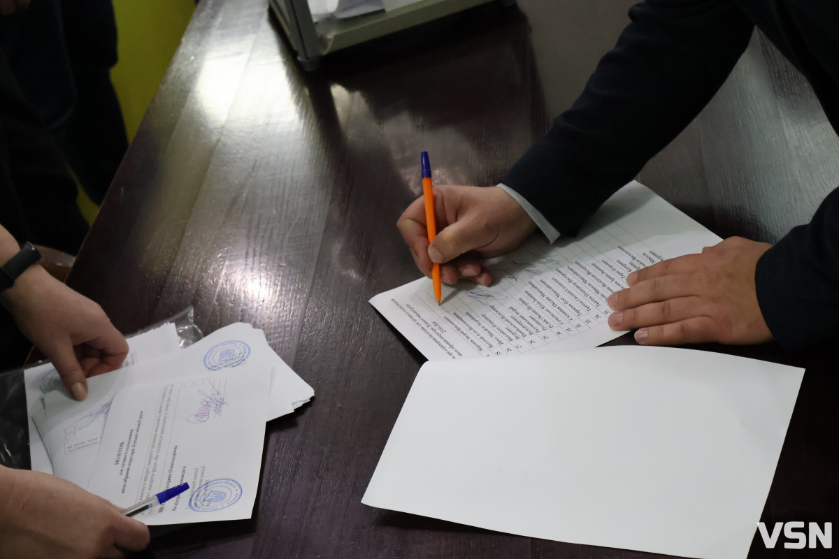 Флешмоб «Шкарпетуйся» і кадрові рішення: що відбулося на 90-й сесії Луцької міськради. Фоторепортаж