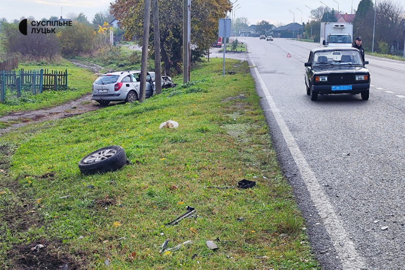 У ДТП на Волині зіткнулися два авто: одну з машин винесло на узбіччя