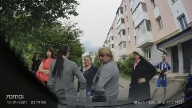 Погрожують пошкодити автівки: у Луцьку скандал між мешканцями сусідніх будинків за дорогу