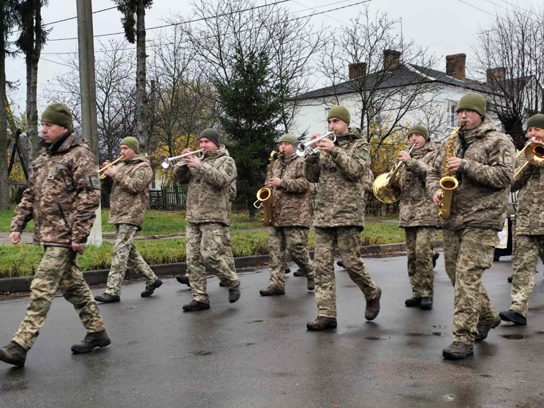Осиротіли діти, овдовіла молода дружина: на Волині попрощалися з Героєм Володимиром Кравчуком