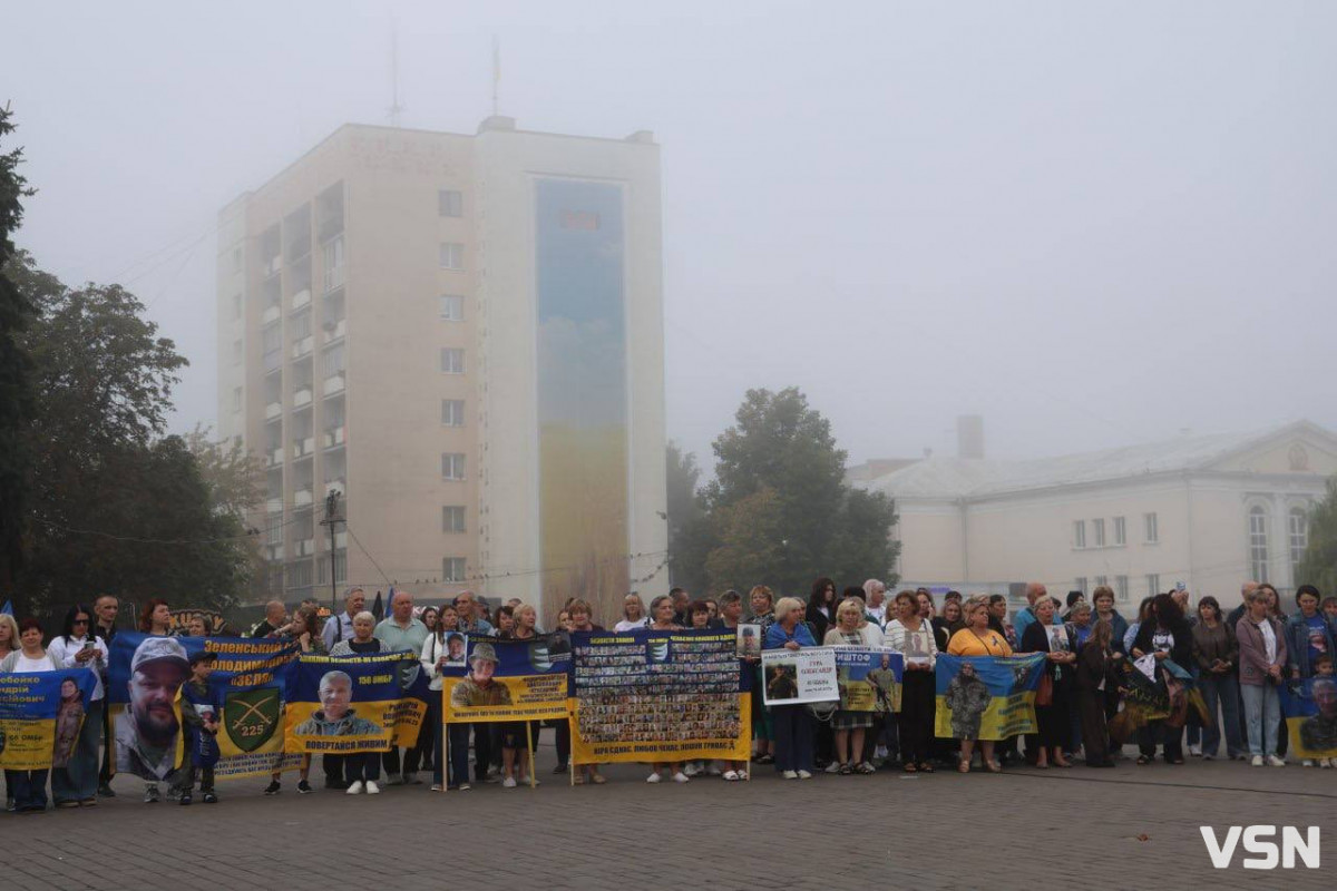 У Луцьку відкрили фотостенд «Живемо з надією. Пам’ятаємо. Чекаємо» зі світлинами безвісти зниклих воїнів