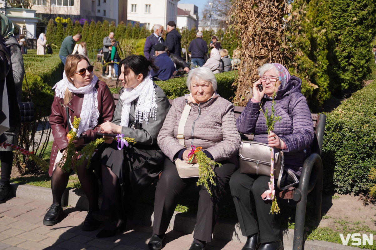 Сотні вірян прийшли освячувати вербу у головний собор Луцька. Фоторепортаж