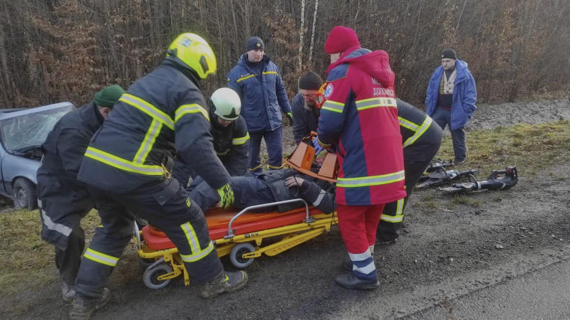 На Волині авто злетіло в кювет: в машині застряг чоловік. Фото