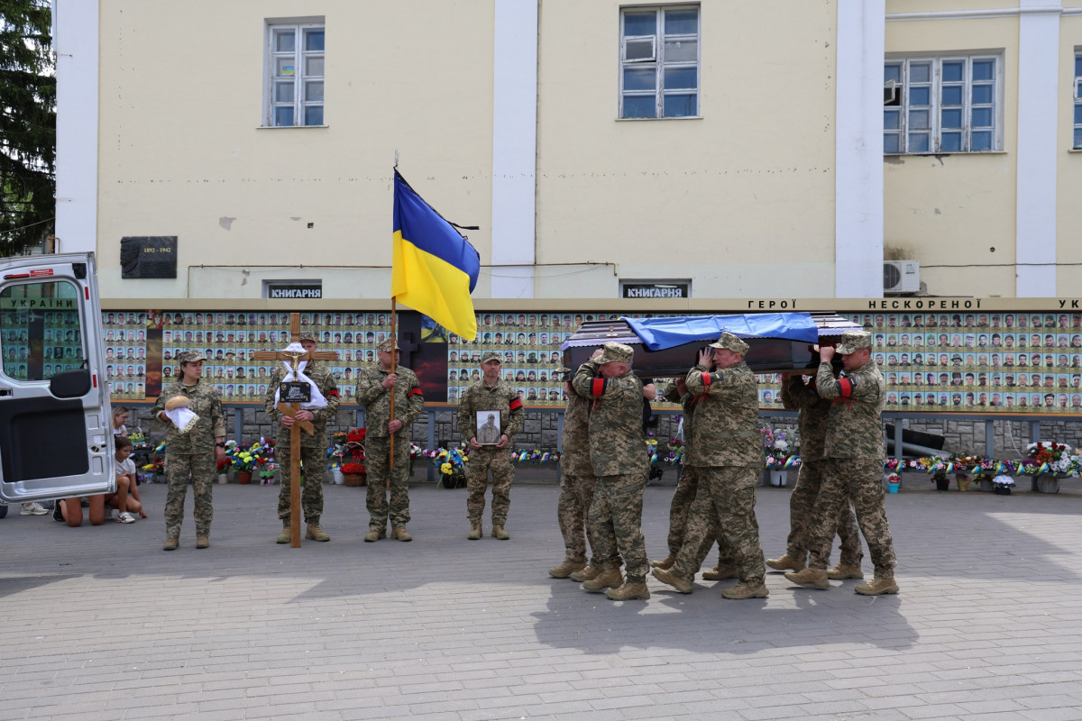 Помер від отриманих на фронті поранень: у Луцьку попрощалися з 50-річним воїном Василем Зубчиком
