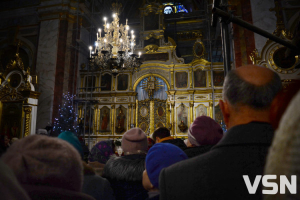 У Луцьку на перше різдвяне богослужіння 25 грудня прийшли сотні людей. Фото