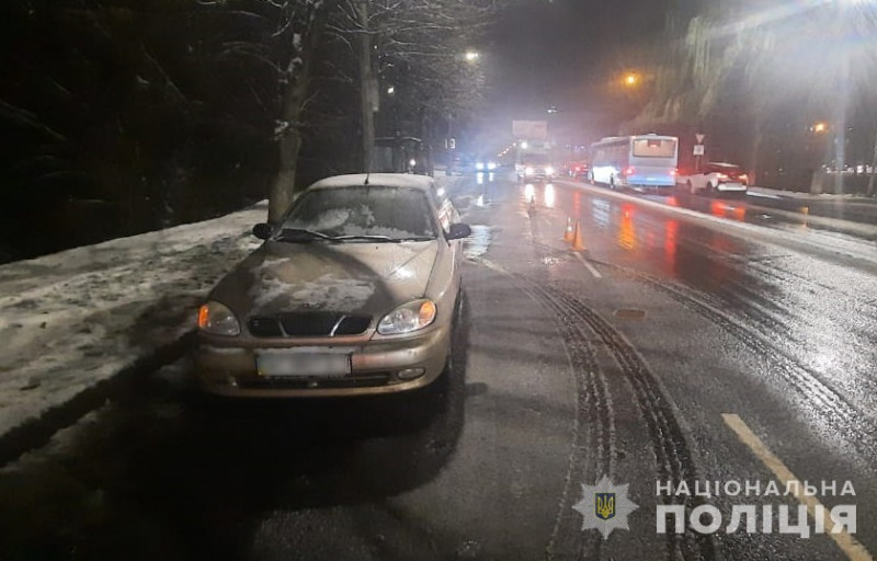 У Луцьку автівка збила чоловіка, він у лікарні. Фото