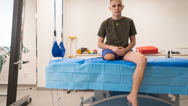 «Втратив друга та ногу й переніс 14 операцій»: 22-річний військовий з Волині проходить реабілітацію та мріє про повернення «до своїх»