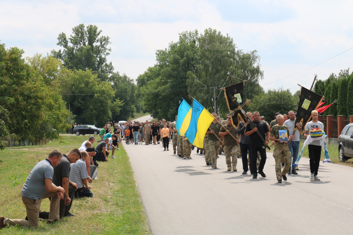 Під звуки сирени: на Волині попрощалися із молодим Героєм Артуром Данилюком 