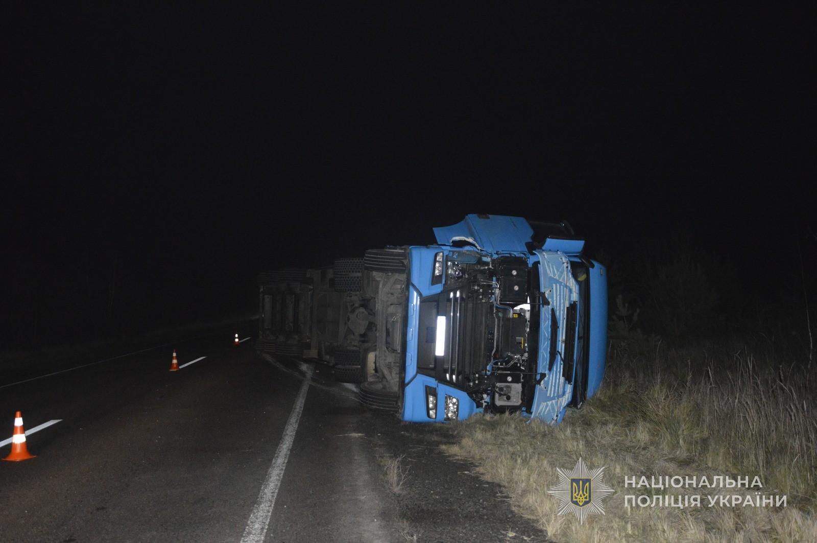 На Волині вантажівка наїхала на велосипедиста і перекинулася: травмувалося двоє осіб