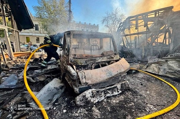 Росія атакувала українське місто: горять магазини й авто, є загиблі та поранені