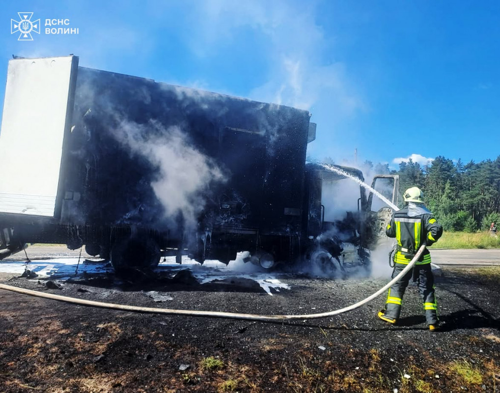 На Волині під час руху загорілася вантажівка
