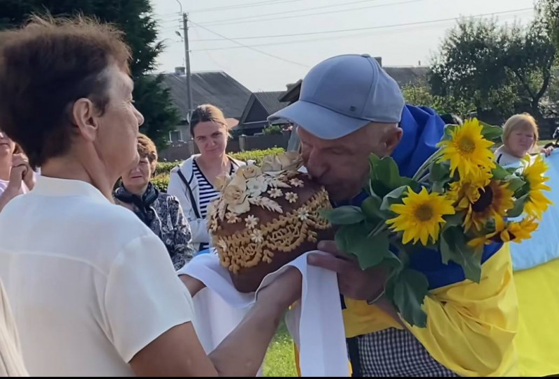 З короваєм, квітами та обіймами: на Волині зустріли воїна, звільненого з російського полону