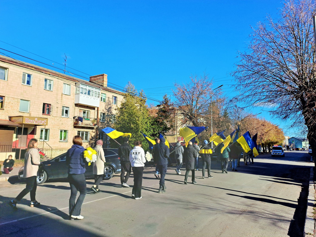 Коровай ділили на кладовищі: на Волині попрощалися з Героєм Максимом Хецером