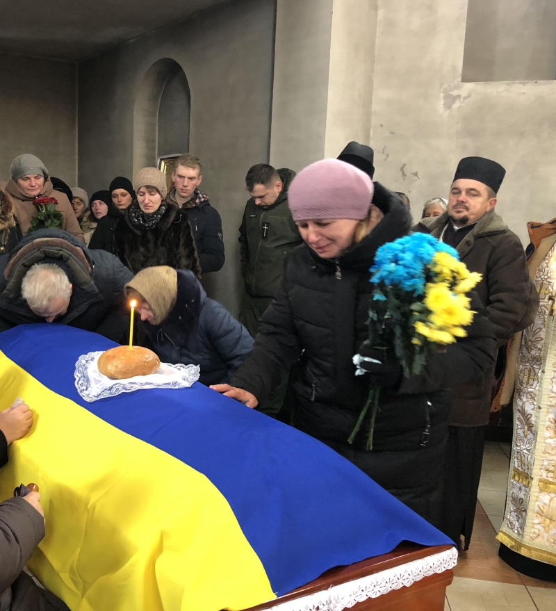 Ще зовсім недавно приїжджав у відпустку, а зараз зустріли «на щиті»: на Волині попрощалися із захисником Віталієм Рабчуном